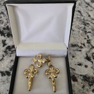 Elegant Gold Fleur-de-Lis Cufflinks